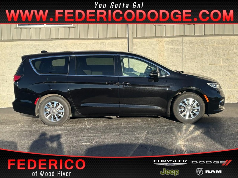Chrysler Pacifica Vehicle Full-screen Gallery Image 01