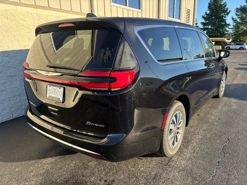 Chrysler Pacifica Vehicle Full-screen Gallery Image 03