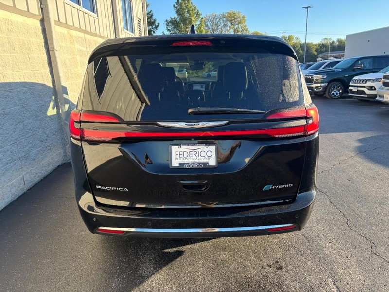 Chrysler Pacifica Vehicle Full-screen Gallery Image 04