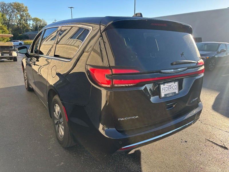Chrysler Pacifica Vehicle Full-screen Gallery Image 05