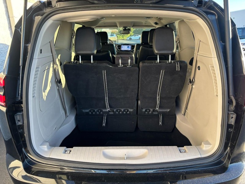 Chrysler Pacifica Vehicle Full-screen Gallery Image 06