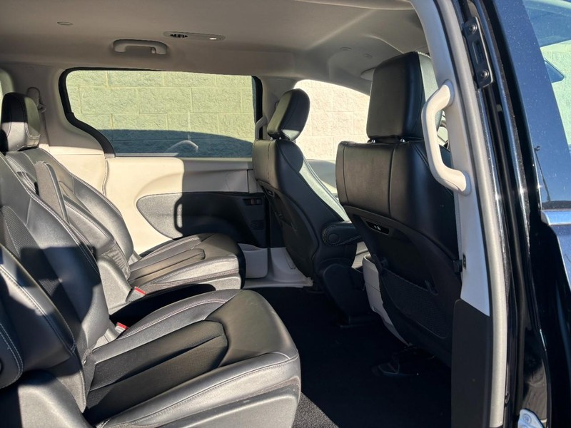 Chrysler Pacifica Vehicle Full-screen Gallery Image 09