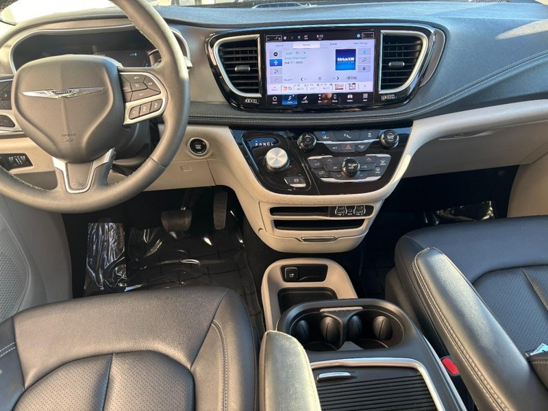 Chrysler Pacifica Vehicle Full-screen Gallery Image 10