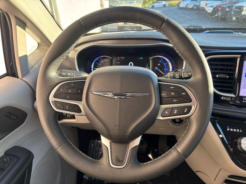Chrysler Pacifica Vehicle Full-screen Gallery Image 11