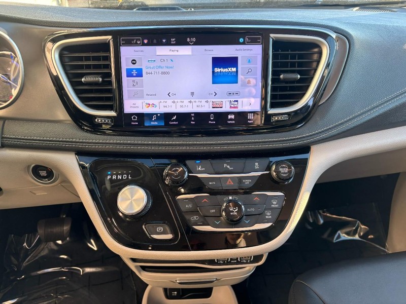 Chrysler Pacifica Vehicle Full-screen Gallery Image 12