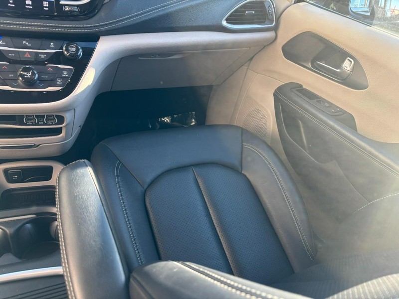 Chrysler Pacifica Vehicle Full-screen Gallery Image 13