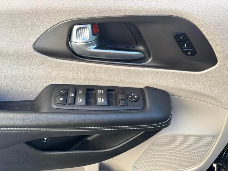 Chrysler Pacifica Vehicle Full-screen Gallery Image 14