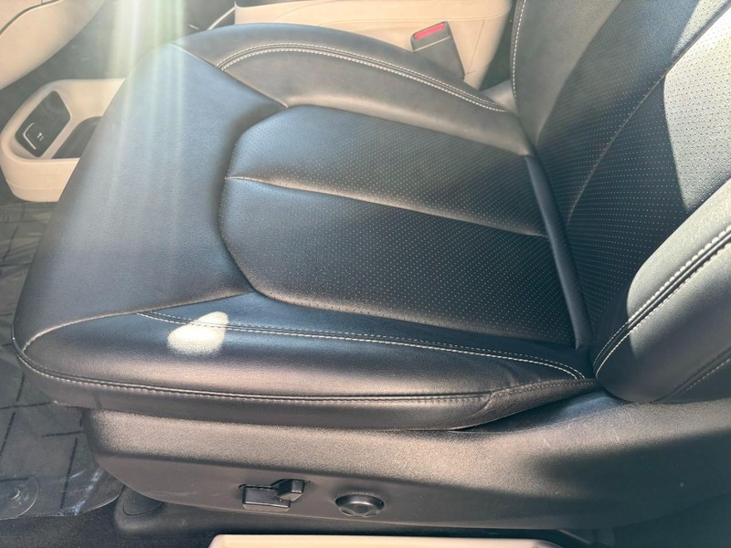 Chrysler Pacifica Vehicle Full-screen Gallery Image 15