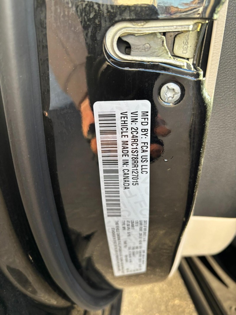 Chrysler Pacifica Vehicle Full-screen Gallery Image 16