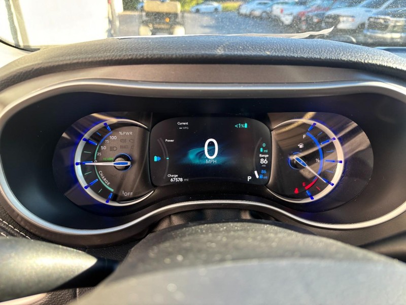 Chrysler Pacifica Vehicle Full-screen Gallery Image 17