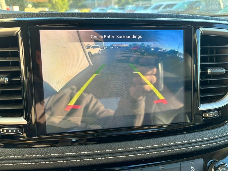 Chrysler Pacifica Vehicle Full-screen Gallery Image 18