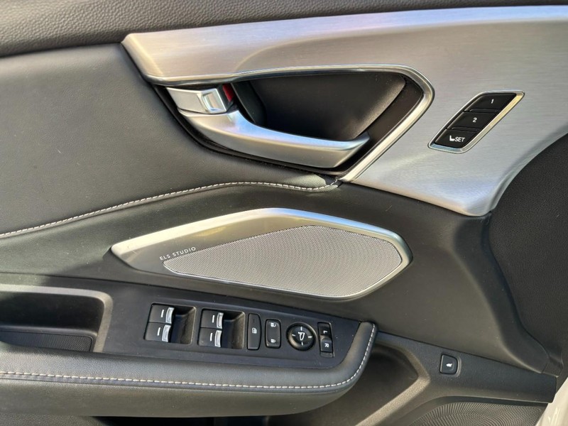 Acura RDX Vehicle Full-screen Gallery Image 14