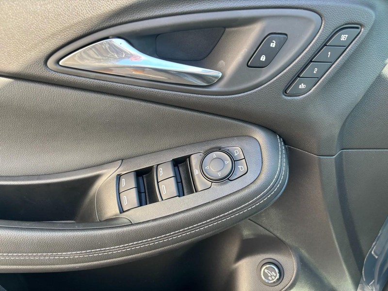 Buick Encore GX Vehicle Full-screen Gallery Image 14