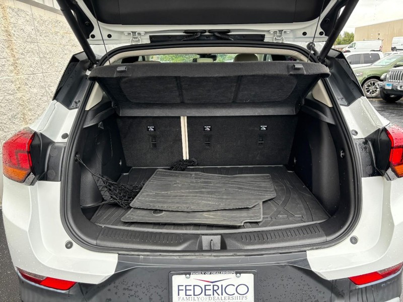 Buick Encore GX Vehicle Full-screen Gallery Image 06