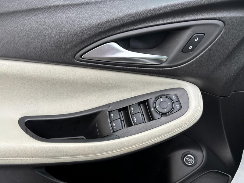 Buick Encore GX Vehicle Full-screen Gallery Image 13