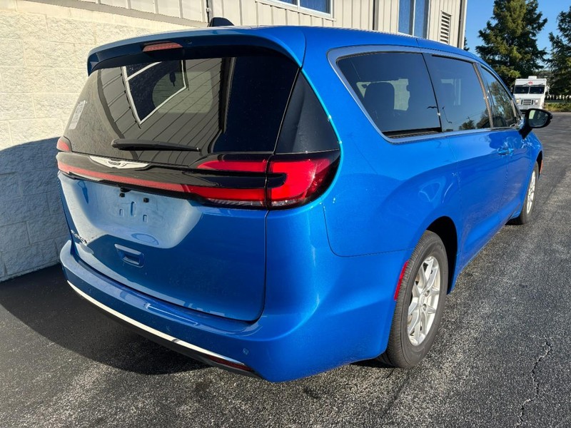 Chrysler Pacifica Vehicle Full-screen Gallery Image 03
