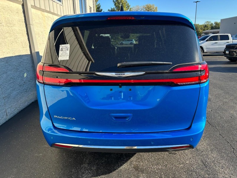 Chrysler Pacifica Vehicle Full-screen Gallery Image 04