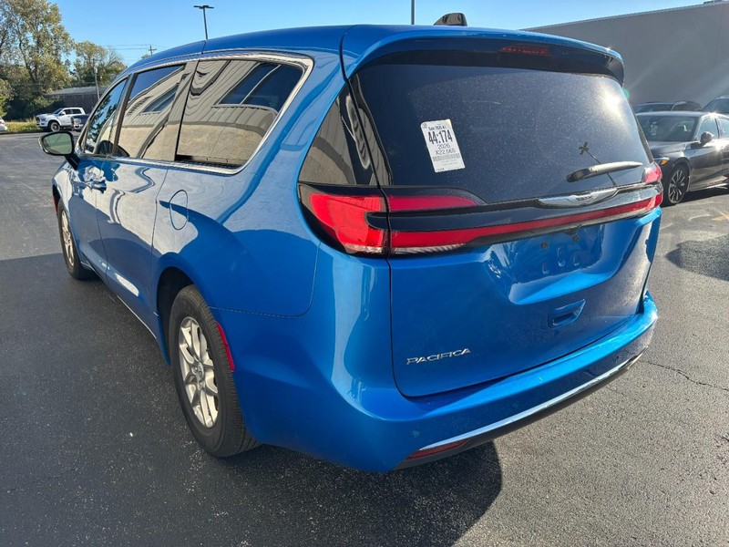 Chrysler Pacifica Vehicle Full-screen Gallery Image 05