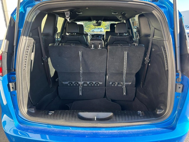 Chrysler Pacifica Vehicle Full-screen Gallery Image 06