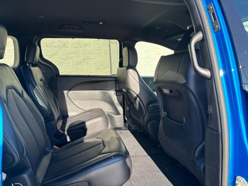 Chrysler Pacifica Vehicle Full-screen Gallery Image 09