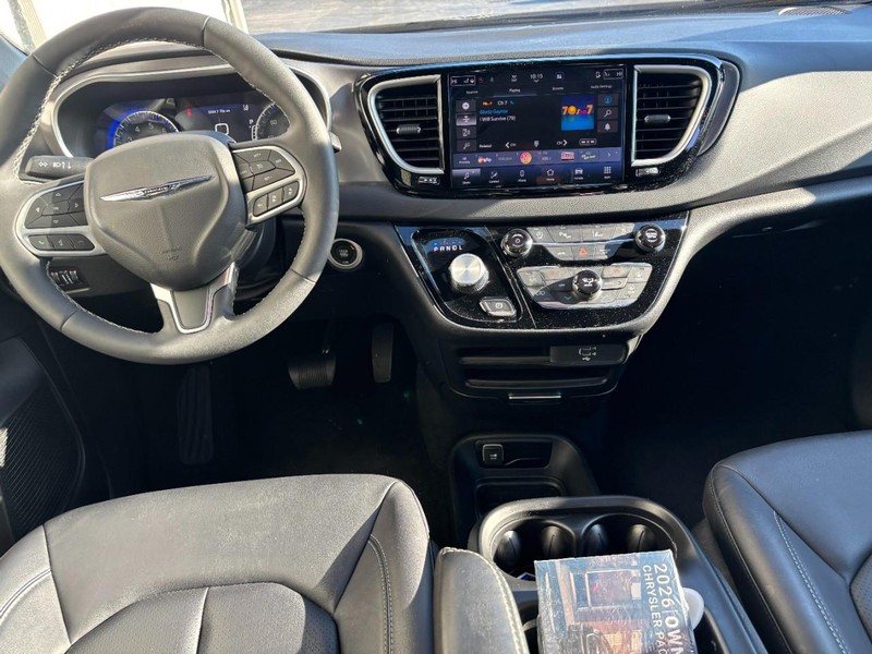Chrysler Pacifica Vehicle Full-screen Gallery Image 10