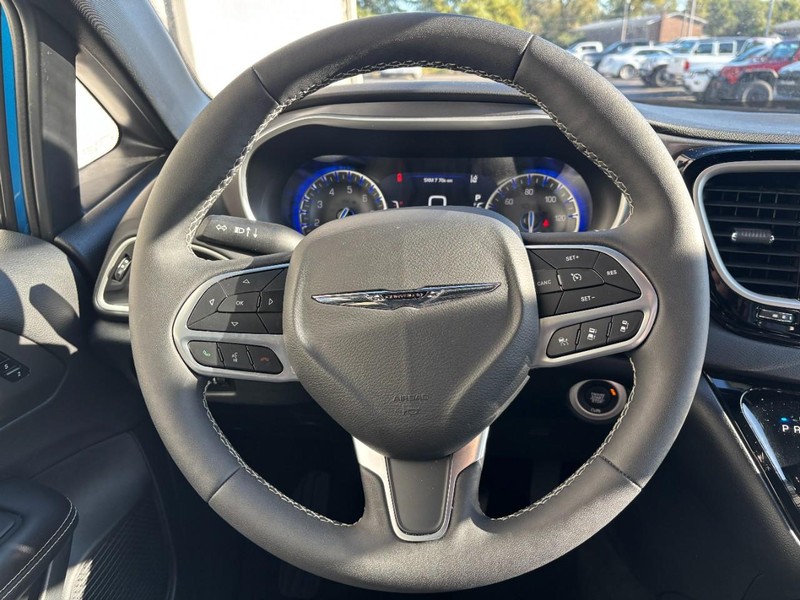 Chrysler Pacifica Vehicle Full-screen Gallery Image 11