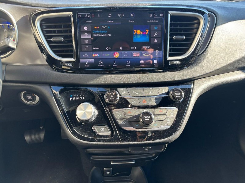 Chrysler Pacifica Vehicle Full-screen Gallery Image 12
