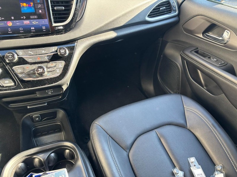 Chrysler Pacifica Vehicle Full-screen Gallery Image 13
