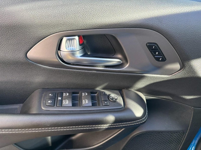 Chrysler Pacifica Vehicle Full-screen Gallery Image 14