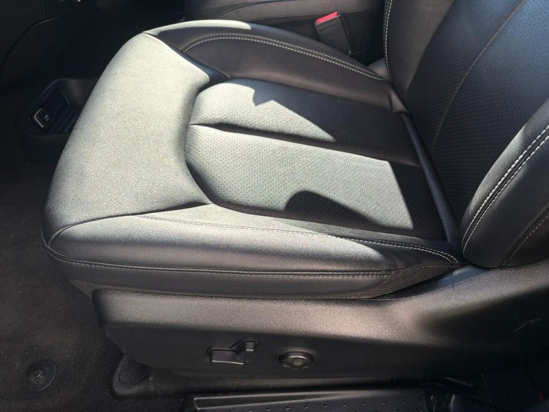 Chrysler Pacifica Vehicle Full-screen Gallery Image 15