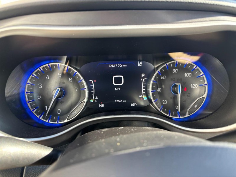 Chrysler Pacifica Vehicle Full-screen Gallery Image 17