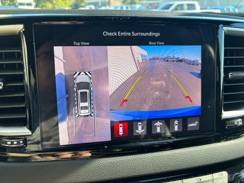 Chrysler Pacifica Vehicle Full-screen Gallery Image 18