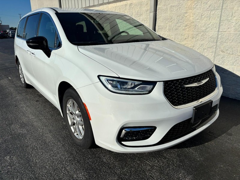 Chrysler Pacifica Vehicle Full-screen Gallery Image 02