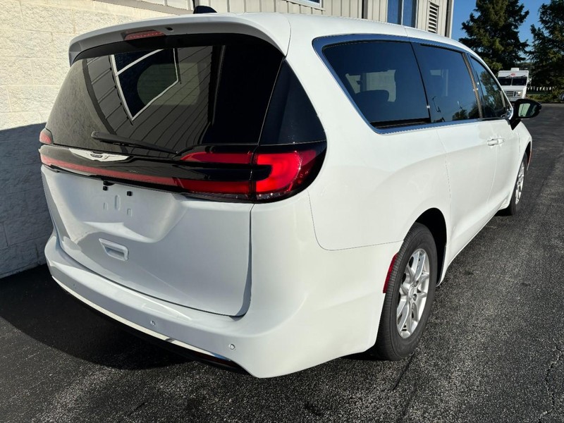 Chrysler Pacifica Vehicle Full-screen Gallery Image 03