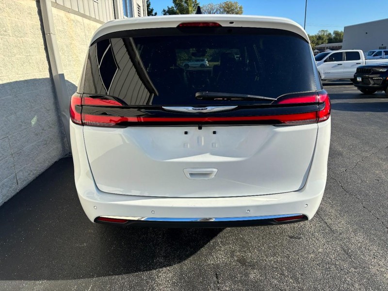 Chrysler Pacifica Vehicle Full-screen Gallery Image 04