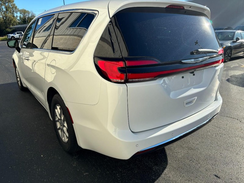 Chrysler Pacifica Vehicle Full-screen Gallery Image 05