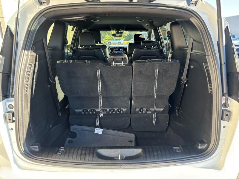Chrysler Pacifica Vehicle Full-screen Gallery Image 06
