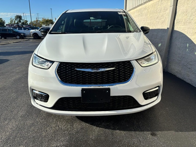 Chrysler Pacifica Vehicle Full-screen Gallery Image 08