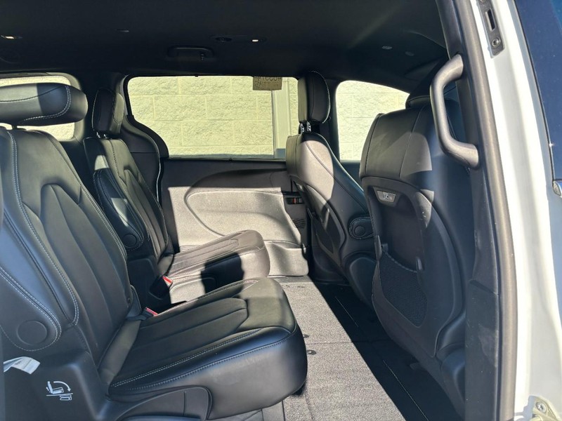 Chrysler Pacifica Vehicle Full-screen Gallery Image 09