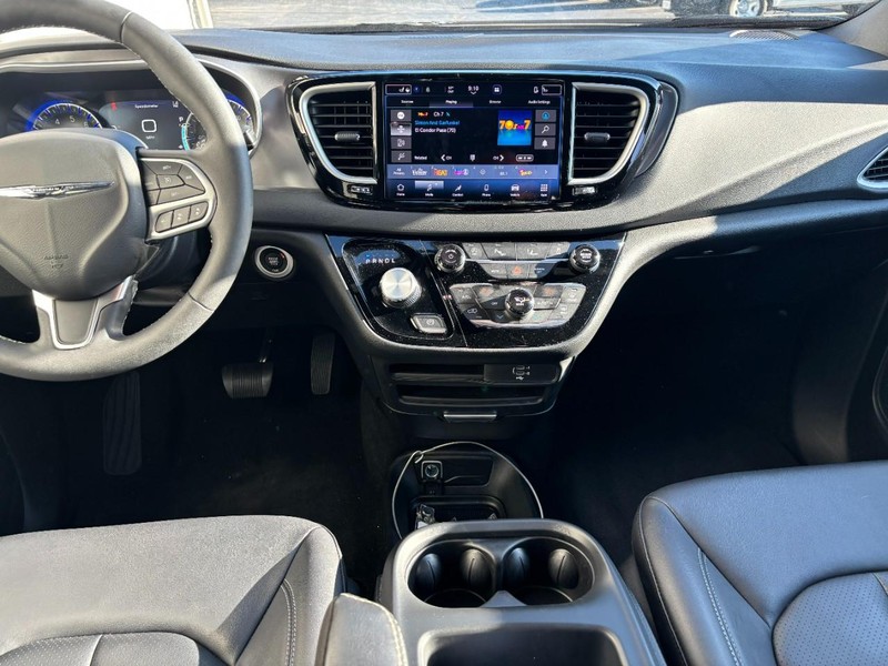 Chrysler Pacifica Vehicle Full-screen Gallery Image 10