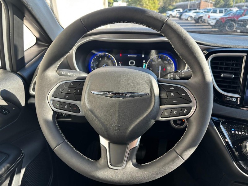 Chrysler Pacifica Vehicle Full-screen Gallery Image 11