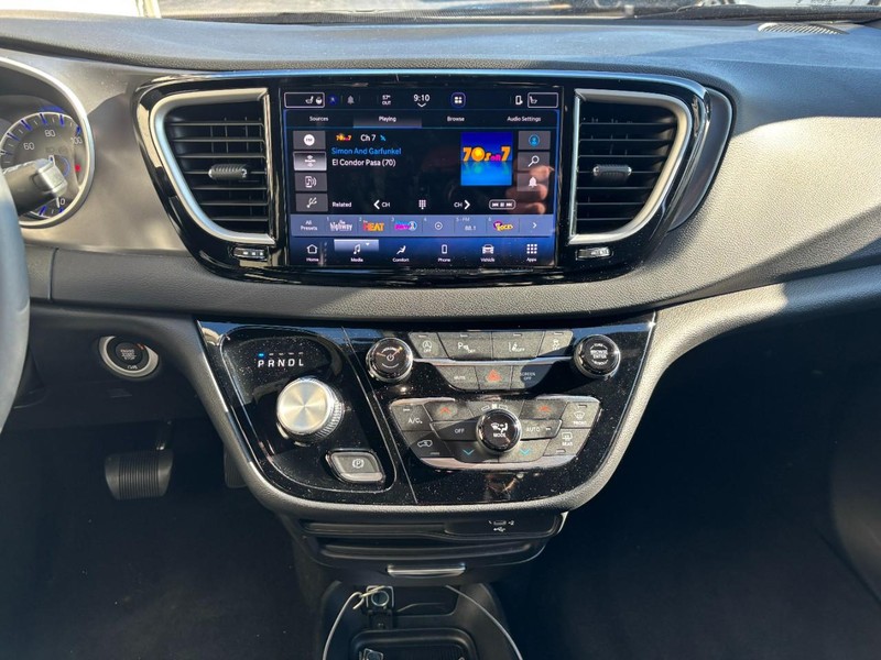 Chrysler Pacifica Vehicle Full-screen Gallery Image 12