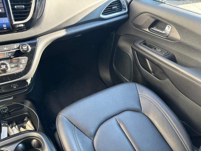 Chrysler Pacifica Vehicle Full-screen Gallery Image 13