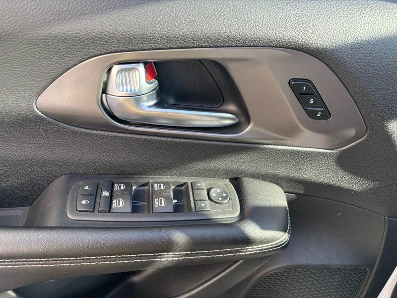 Chrysler Pacifica Vehicle Full-screen Gallery Image 14