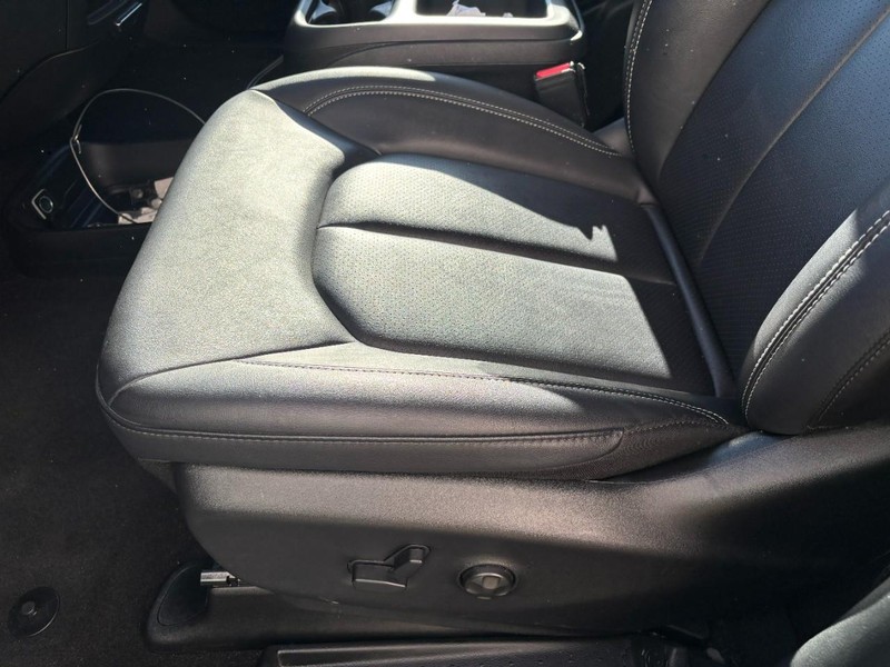 Chrysler Pacifica Vehicle Full-screen Gallery Image 15