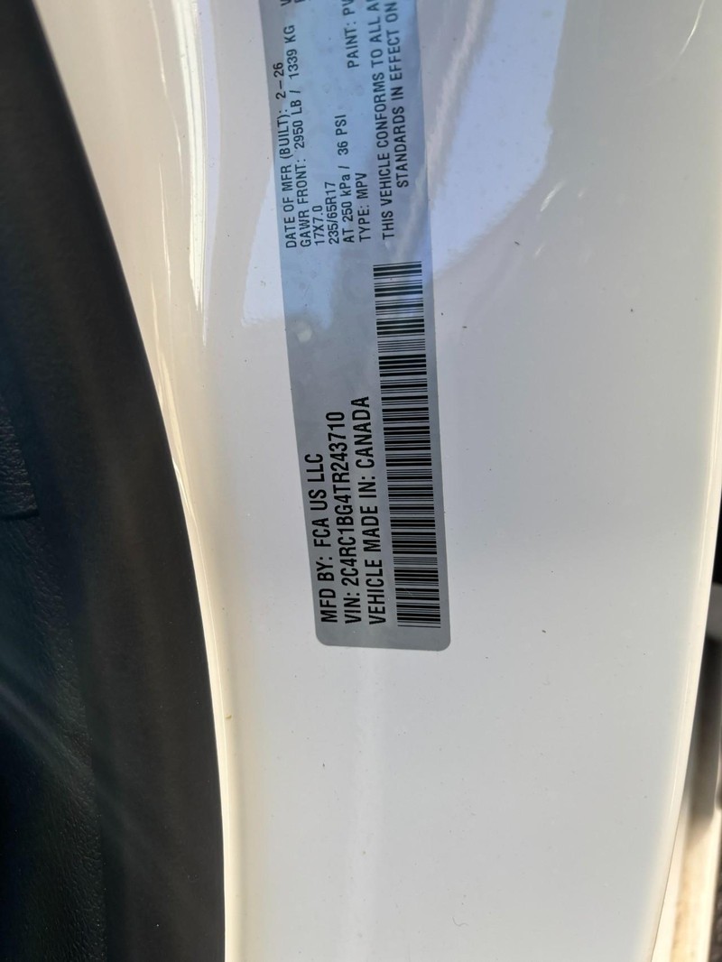 Chrysler Pacifica Vehicle Full-screen Gallery Image 16