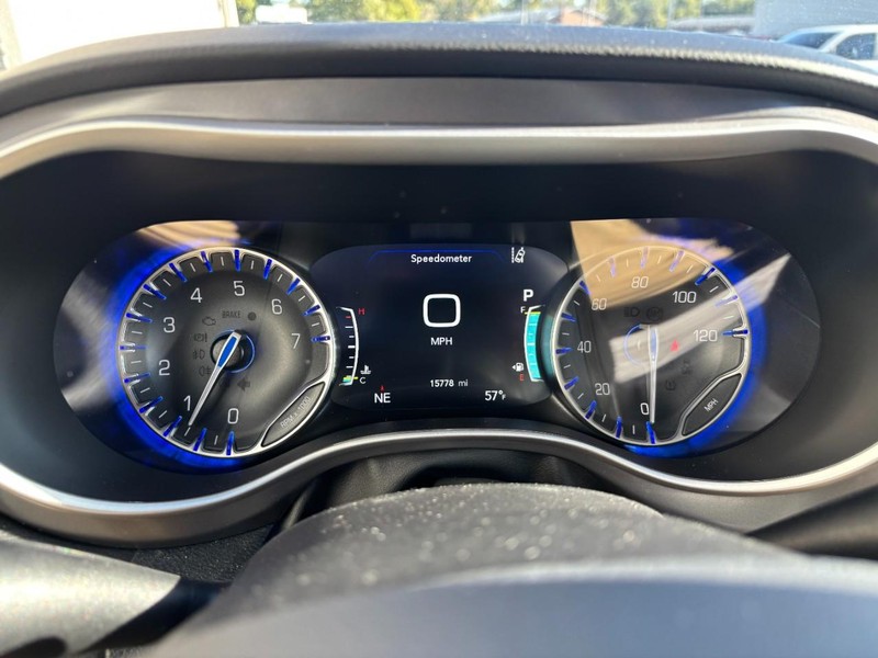 Chrysler Pacifica Vehicle Full-screen Gallery Image 17