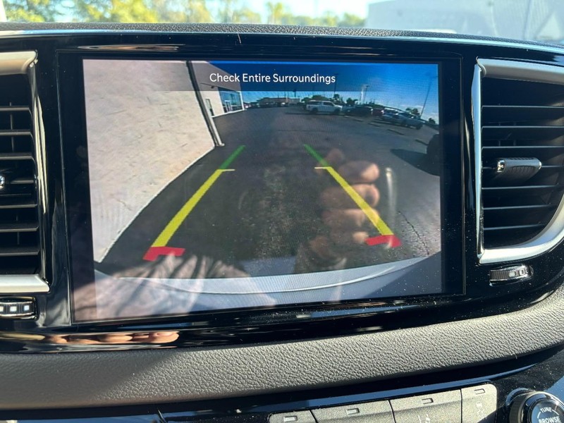 Chrysler Pacifica Vehicle Full-screen Gallery Image 18