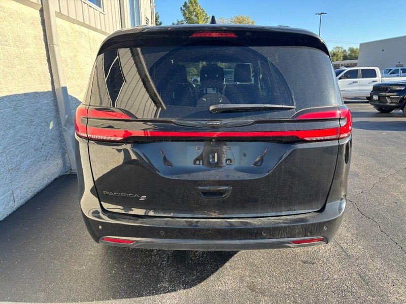 Chrysler Pacifica Vehicle Full-screen Gallery Image 04