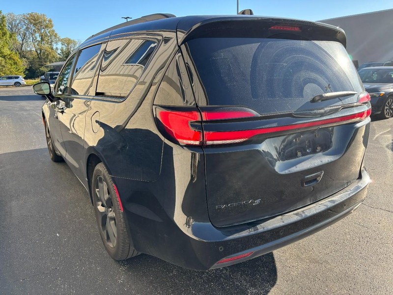 Chrysler Pacifica Vehicle Full-screen Gallery Image 05
